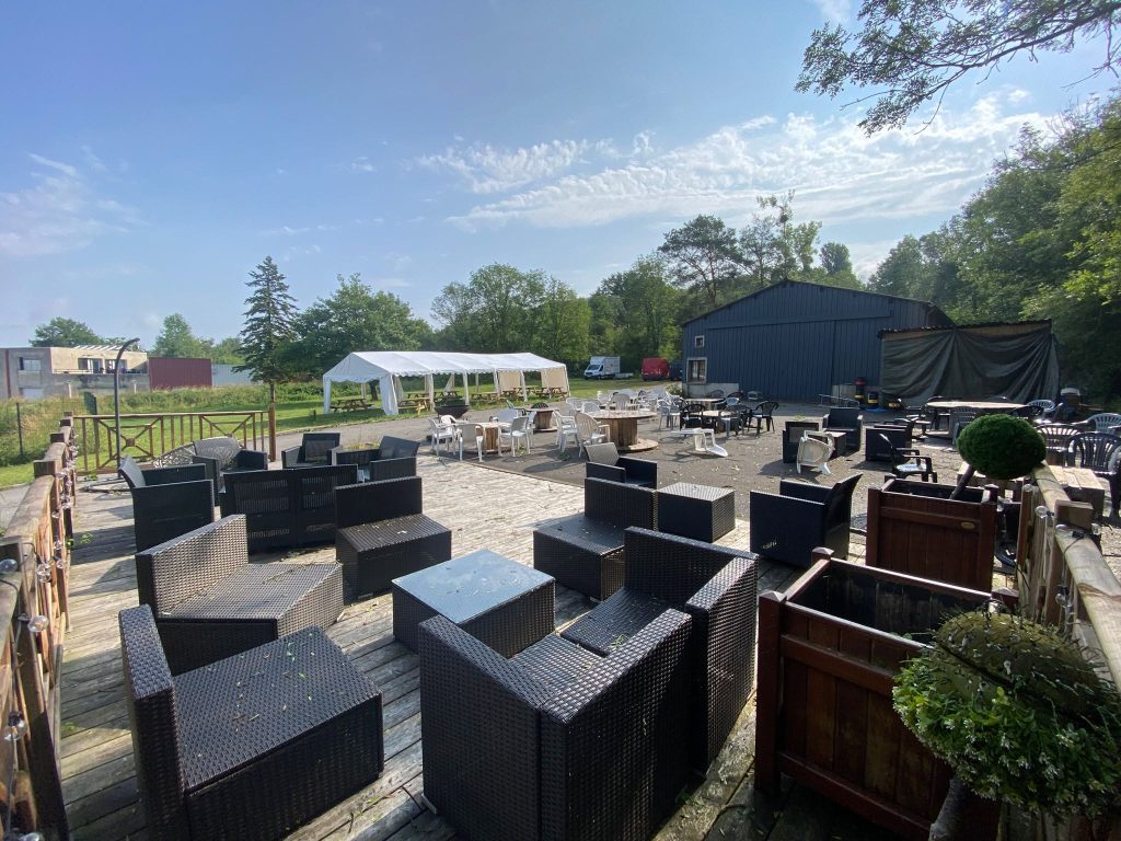 La terrasse de la brasserie en journée