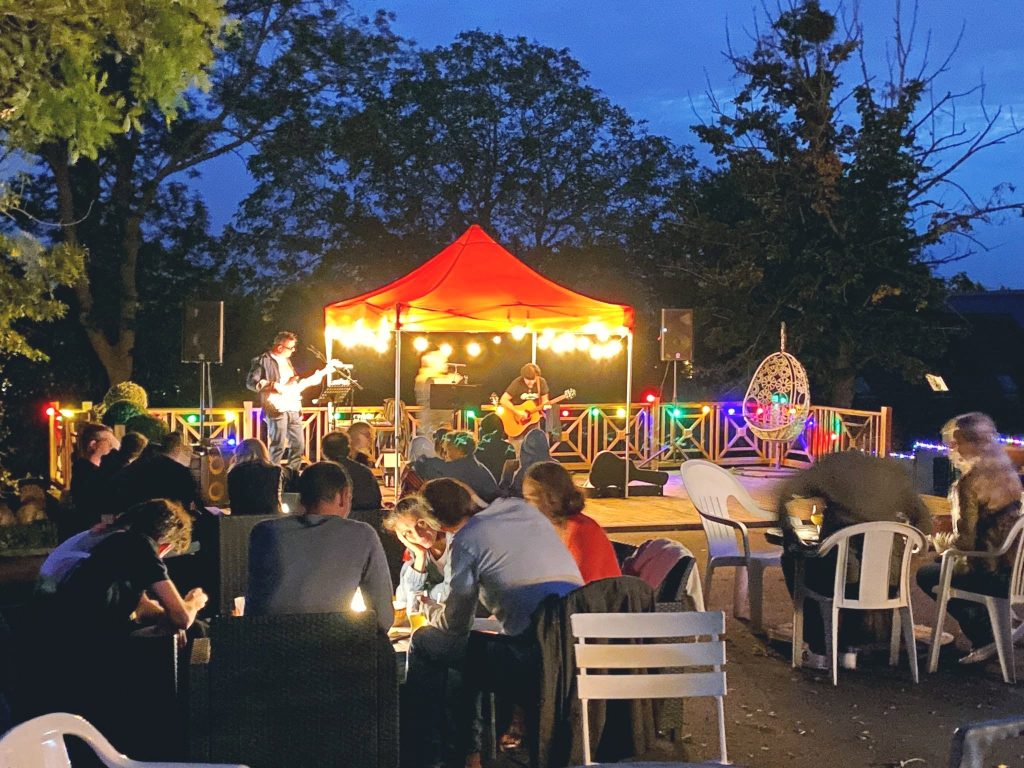 Concert en plein air à la guinguette de Villiers-Saint-Frédéric