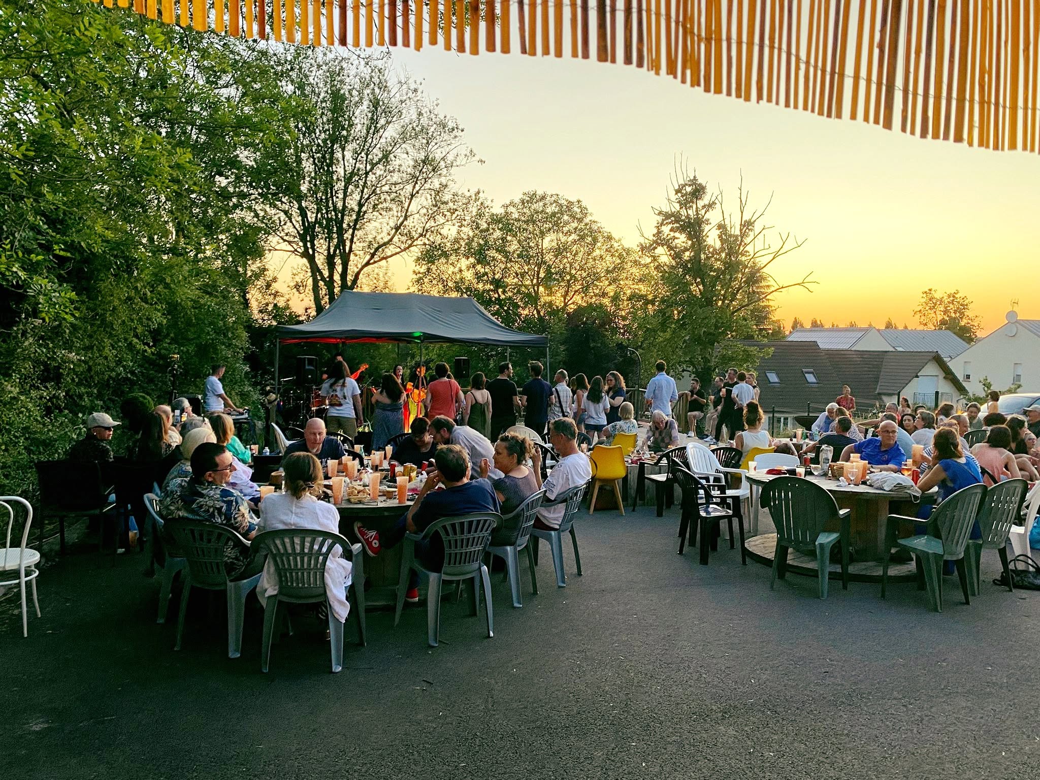 Grandes tablées au coucher du soleil à la guinguette