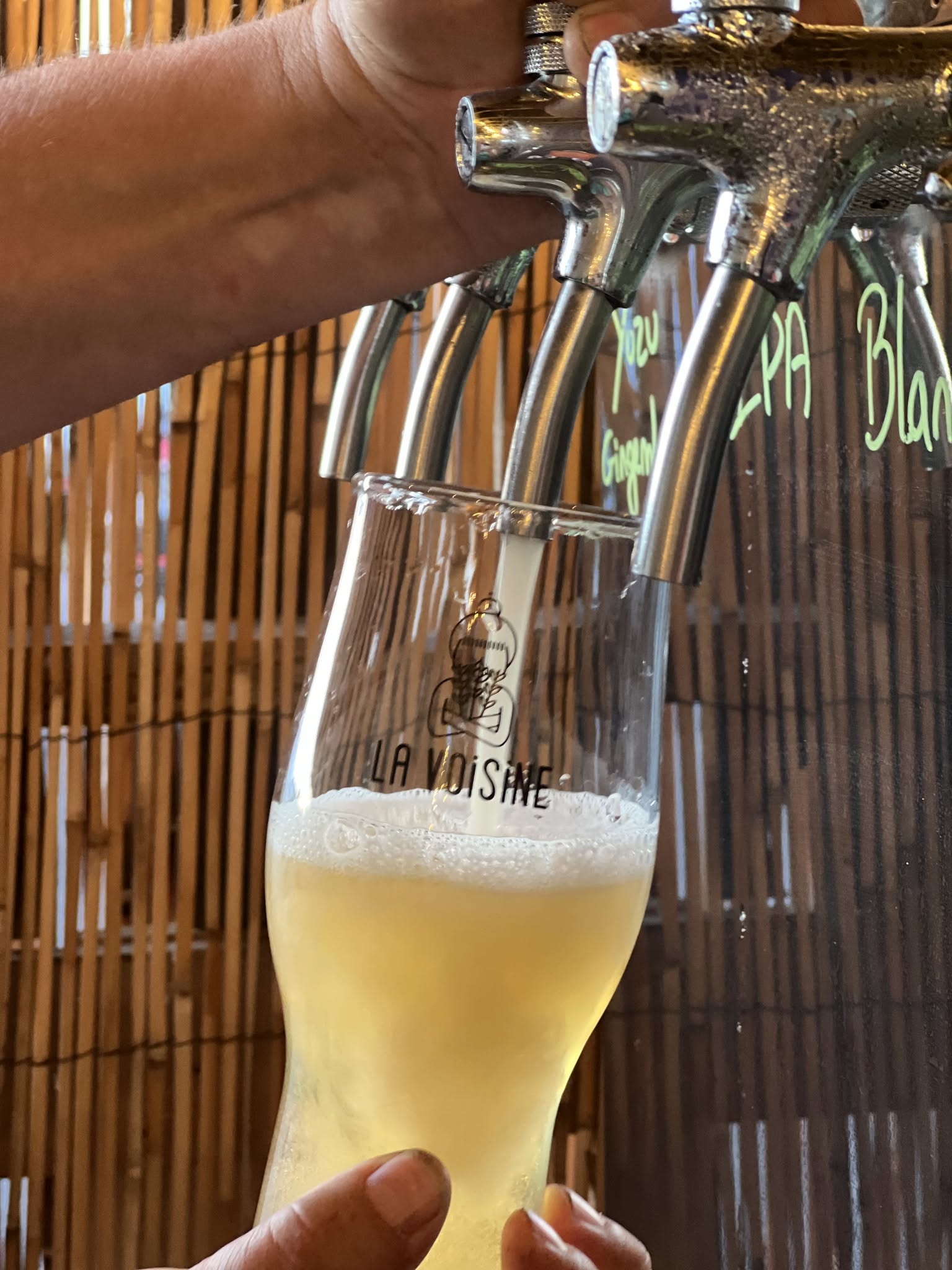 Bière La Voisine tirée à la pression dans un verre La Voisine