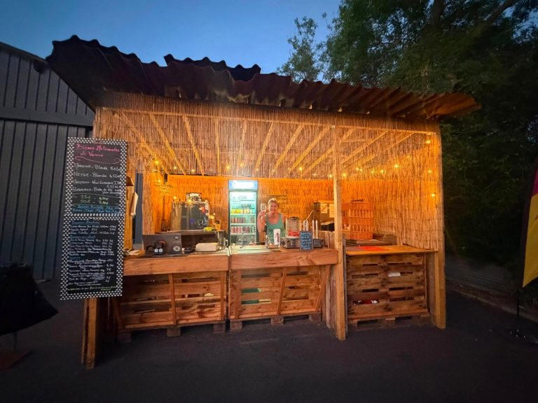 Le bar en bambou de la guinguette éclairé le soir, Villiers-Saint-Frédéric