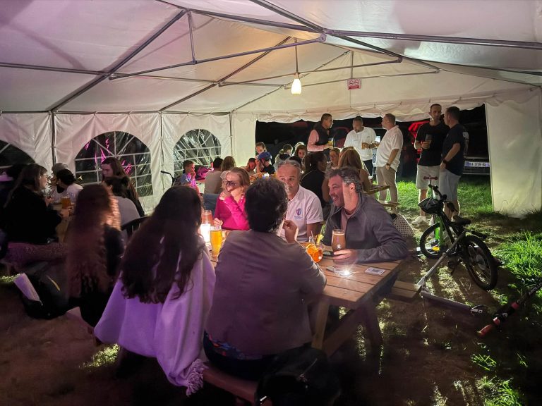 Soirée sous la grande tente de la guinguette, à l'abri de la pluie