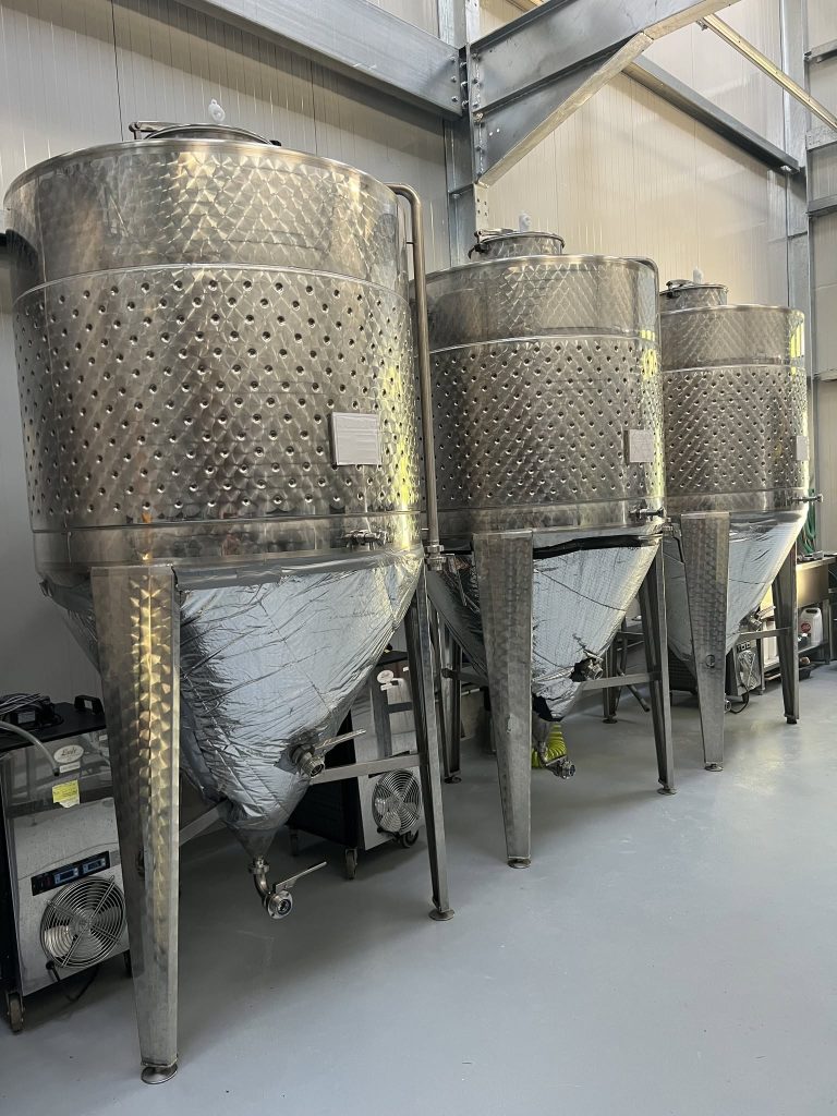 Cuves de fermentation en inox de la Brasserie La Voisine